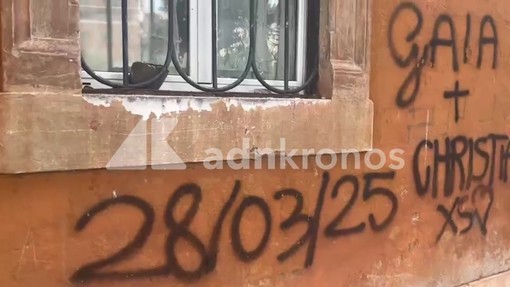 Roma, lite fra stranieri con lancio di pietre: danneggiate sette auto e un'abitazione Roma, lite fra stranieri con lancio di pietre: danneggiate sette auto e un'abitazione