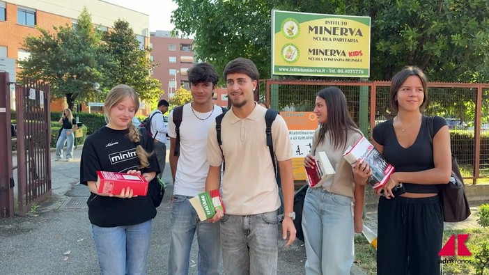 Maturità 2026, al via la prima prova. Gli studenti: "Scriveremo di attualità, speriamo esca AI" Maturità 2026, al via la prima prova. Gli studenti: "Scriveremo di attualità, speriamo esca AI"