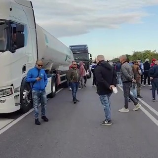 Ex Ilva Taranto, gli operai continuano a bloccare le strade: le immagini della lunga coda sulla statale Ex Ilva Taranto, gli operai continuano a bloccare le strade: le immagini della lunga coda sulla statale
