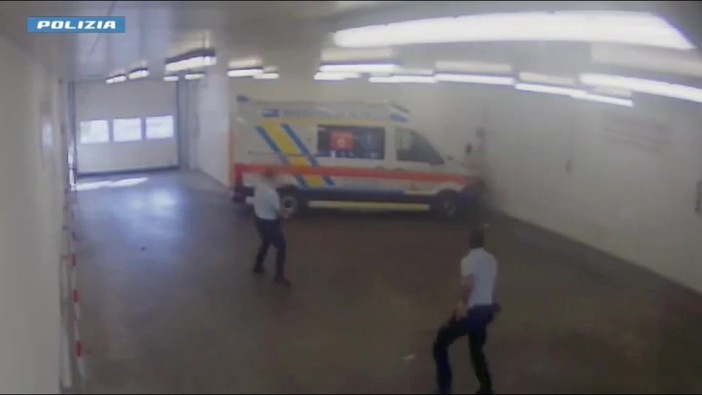 Spari contro fuggitivo al pronto soccorso di Prato, il filmato: dall'attacco con l'estintore alla fuga in manette