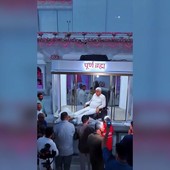 Il santone indiano si sposta fra i fedeli in una teca con l'aria condizionata, è polemica - video