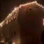 Raid russo notturno su Kiev, le immagini di un ospedale pediatrico in fiamme