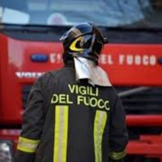 Fontanile, incendio sterpaglie fuori controllo: l'intervento di sei squadre e un elicottero dei vigili del fuoco