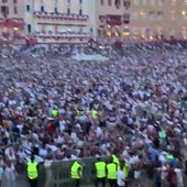 Palio di Siena, vince il Nicchio con il fantino Tittia: esplode la festa Palio di Siena, vince il Nicchio con il fantino Tittia: esplode la festa