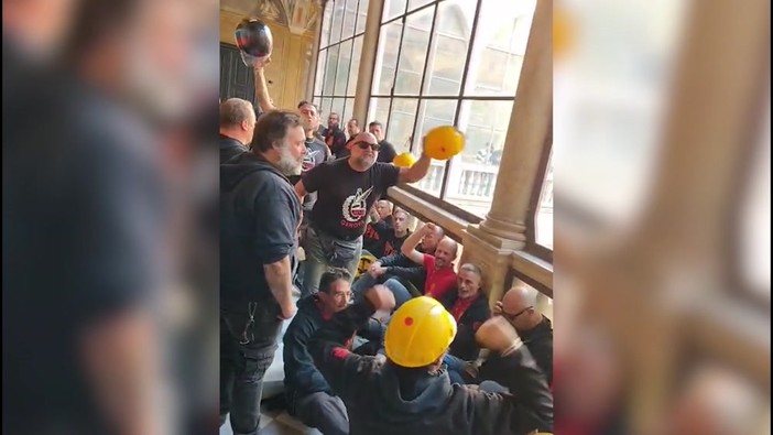 Ex Ilva, operai occupano prefettura di Genova al grido: "Lo stabilimento non si chiude" Ex Ilva, operai occupano prefettura di Genova al grido: "Lo stabilimento non si chiude"
