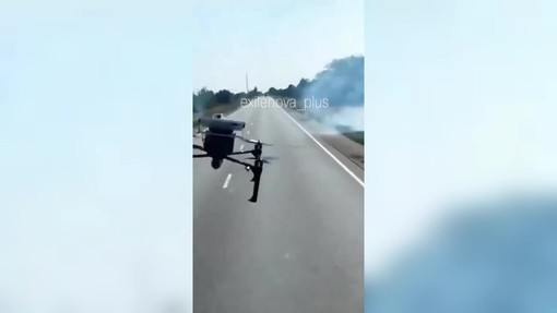 Drone ucraino colpisce camion russo, il video girato dal conducente Drone ucraino colpisce camion russo, il video girato dal conducente