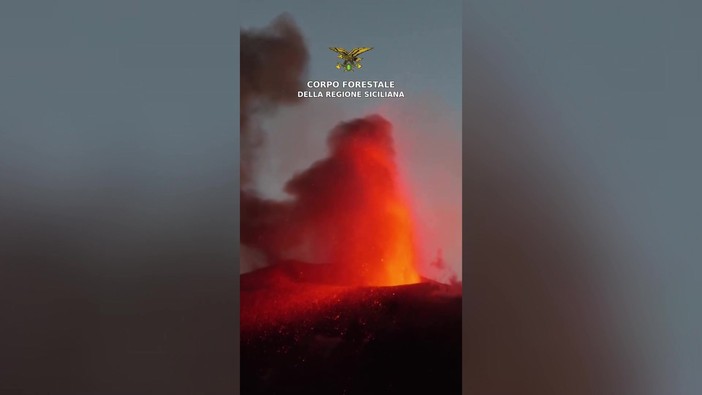Etna, nuova bocca eruttiva nella Valle del Bove: le immagini Etna, nuova bocca eruttiva nella Valle del Bove: le immagini