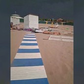 Violenta tromba d'aria nel veneziano, lettini e ombrelloni distrutti sulla spiaggia di Chioggia Violenta tromba d'aria nel veneziano, lettini e ombrelloni distrutti sulla spiaggia di Chioggia