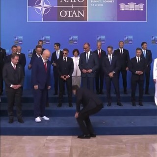 Trump 'boccia' le sneaker di Rama al vertice Nato