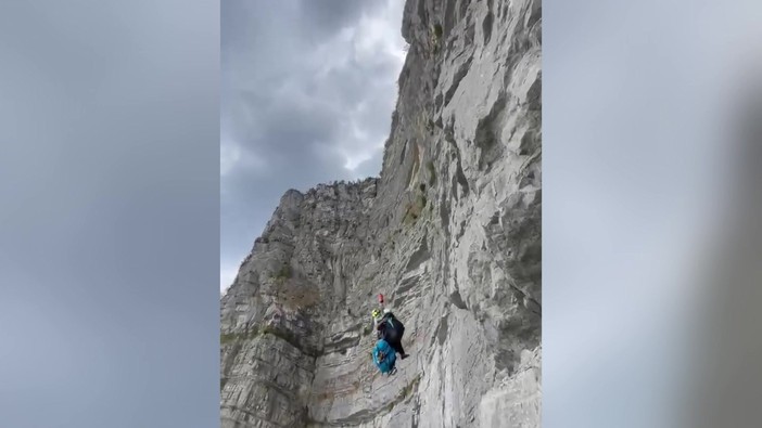 Francia, cade con il parapendio su una parete rocciosa: il soccorso incredibile in elicottero Francia, cade con il parapendio su una parete rocciosa: il soccorso incredibile in elicottero