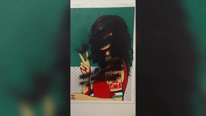 Incappucciati vandalizzano mostra di Laika a Roma, la street artist: "Aggressione squadrista"