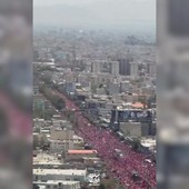 Funerali Khamenei, centinaia di migliaia di iraniani nelle strade: il video dall'alto