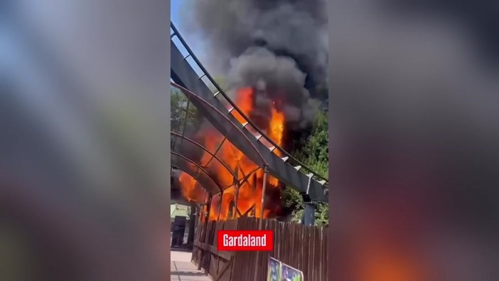 Incendio a Gardaland, il video dell'attrazione 'Raptor' in fiamme Incendio a Gardaland, il video dell'attrazione 'Raptor' in fiamme