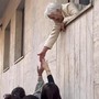 Vittoria Bruno affacciata alla finestra della propria casa
