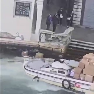 Via al restauro finale Ponte Rialto, il video dell'urto con il barcone rubato nel 2025