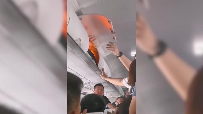 Batteria portatile prende fuoco su un aereo cinese, panico a bordo Batteria portatile prende fuoco su un aereo cinese, panico a bordo