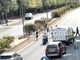 Rissa con spranghe e bottiglie in centro a Milano, caos tra le auto Rissa con spranghe e bottiglie in centro a Milano, caos tra le auto