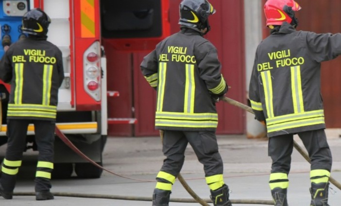 Due incendi nella notte: interventi dei Vigili del Fuoco tra Villafranca e Castelnuovo Calcea