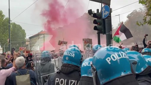 A Torino cori e fumogeni al presidio contro Vannacci: "Vattene"