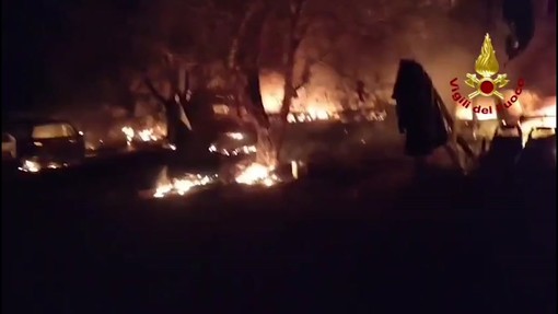 Manduria, vasto incendio distrugge 22 auto e colpisce un immobile Manduria, vasto incendio distrugge 22 auto e colpisce un immobile