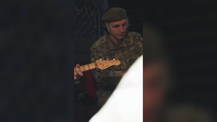 Il premier britannico Burnham suona gli Smiths durante la visita in Ucraina