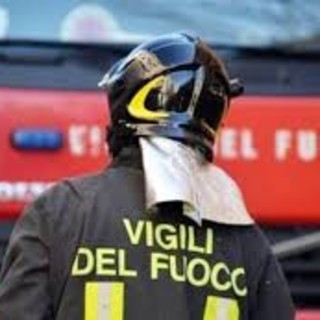 Non vedono il vicino e allertano vigili del fuoco e forze dell'ordine ma l'uomo era in casa e in salute