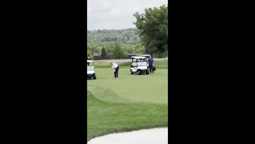 Trump e il colpo vincente a golf: "Io ho talento e voi no" Trump e il colpo vincente a golf: "Io ho talento e voi no"