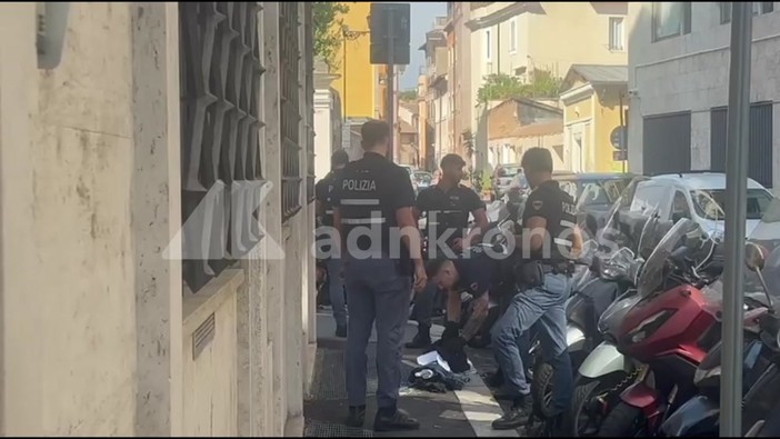 Zaino abbandonato davanti all'Adnkronos, scatta l'allarme bomba
