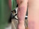 Una tastiera tatuata sul braccio, l'idea geniale di una mamma per parlare con il figlio autistico Una tastiera tatuata sul braccio, l'idea geniale di una mamma per parlare con il figlio autistico