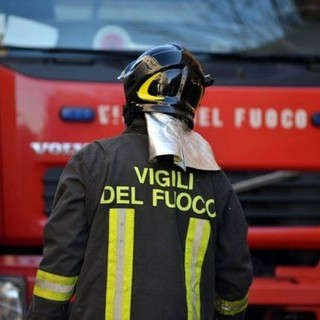 Asti, cestino dell'immondizia a fuoco davanti al mercato coperto