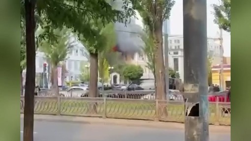 Raid su Kiev, in fiamme l'Accademia delle Scienze: persone fuggono dalle finestre per salvarsi