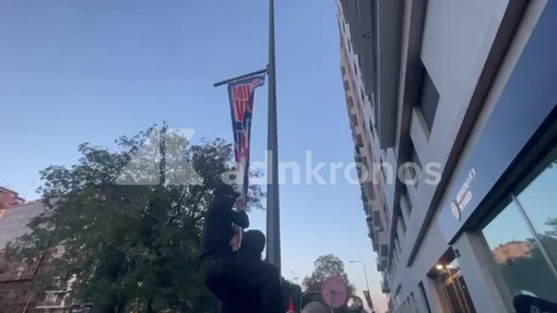 Corteo Milano, manifestanti si arrampicano per strappare cartello della Lega Corteo Milano, manifestanti si arrampicano per strappare cartello della Lega