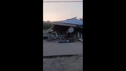 Terremoto in Indonesia, il palazzo si sbriciola in pochi secondi Terremoto in Indonesia, il palazzo si sbriciola in pochi secondi