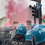 A Torino cori e fumogeni al presidio contro Vannacci: "Vattene"