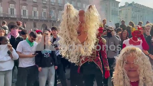 Cortei a Torino, cori contro polizia e Meloni, 'verremo a prenderti Giorgia'