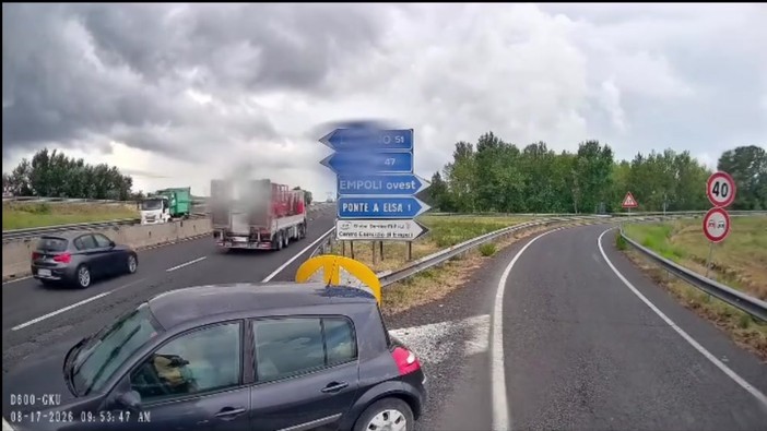 Paura sulla Firenze-Pisa-Livorno, auto accede contromano ma un camionista evita il peggio