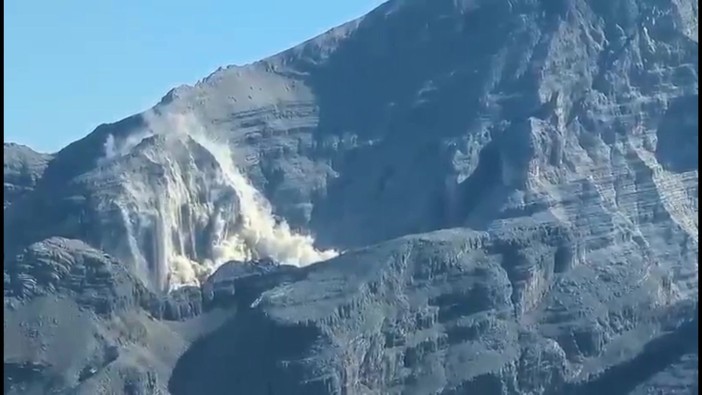 Cortina d'Ampezzo, grossa frana sulle Tofane: il video dell'enorme nube di polvere