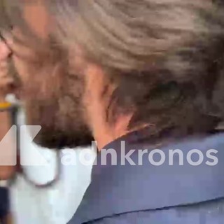 Il bacio tra Leonardo Maria Del Vecchio e Sara Soldati, finisce la contesa sulla figlia