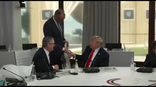 Trump e la maglia della Germania, il regalo di Merz tra G7 e Mondiali