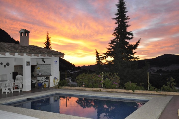 La Tua Oasi di Benessere: i Benefici di una Villa con Piscina
