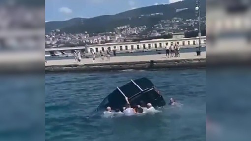 Auto finisce in mare a Trieste, sei militari si tuffano per salvare il conducente Auto finisce in mare a Trieste, sei militari si tuffano per salvare il conducente
