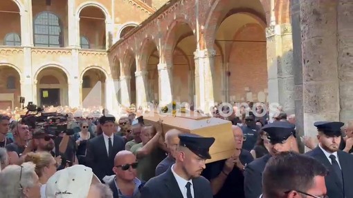 Funerali don Mazzi, l'uscita del feretro sulle note di "Io vagabondo"