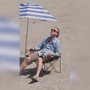 Angelo Bonelli in spiaggia con l'ombrellone...ma è il Po in secca