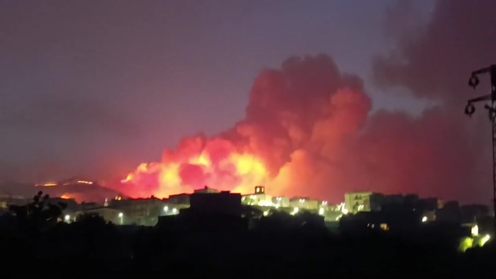 Agrigento, le fiamme avvolgono Santo Stefano Quisquina: decine di evacuati Agrigento, le fiamme avvolgono Santo Stefano Quisquina: decine di evacuati