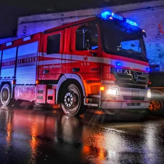 Auto si ribalta sulla strada provinciale 23: intervengono i Vigili del Fuoco per estrarre una persona dalle lamiere