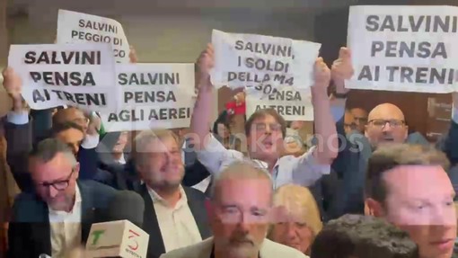 Milano, Salvini al Pirellone contestato dal Pd: "Pensa ai treni e agli aerei" Milano, Salvini al Pirellone contestato dal Pd: "Pensa ai treni e agli aerei"