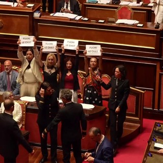 Caso Delmastro, protesta dei 5 Stelle al Senato: banchi del governo occupati e cartelli "Fuori le chat"