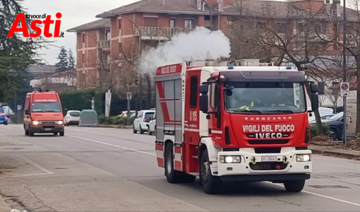 Vasto incendio tetto a Cellarengo: intervento congiunto dei vigili del fuoco di Asti e Torino Vasto incendio tetto a Cellarengo: intervento congiunto dei vigili del fuoco di Asti e Torino