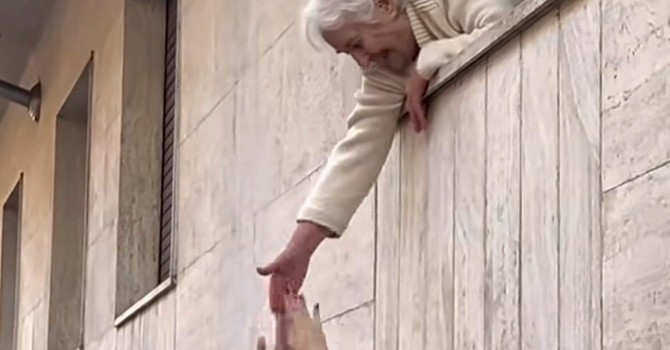 Vittoria Bruno affacciata alla finestra della propria casa