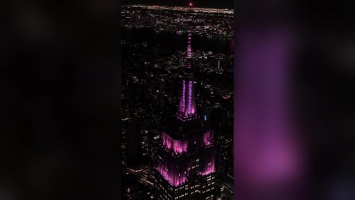L'Empire State Building diventa rosa per Dolly Parton, l'omaggio a New York L'Empire State Building diventa rosa per Dolly Parton, l'omaggio a New York
